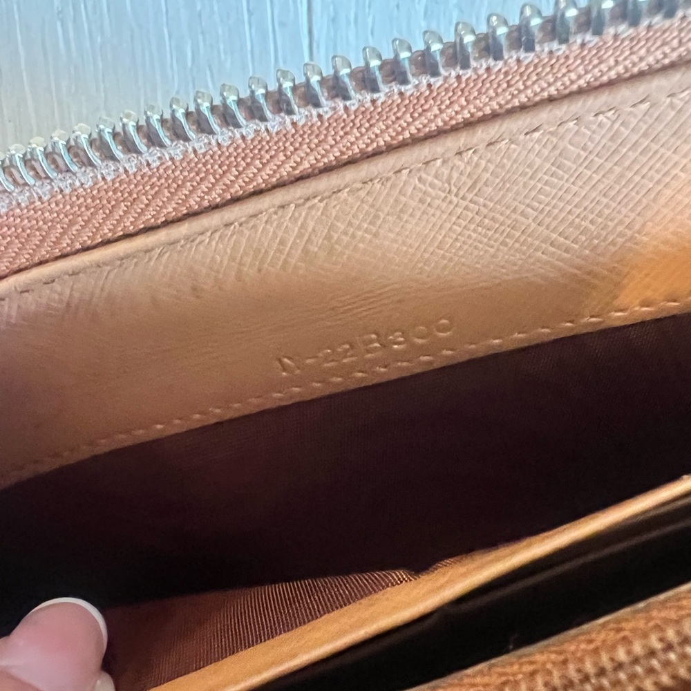 Salvatore Ferragamo Project Wallet -broken zipper - Picture 6 of 6